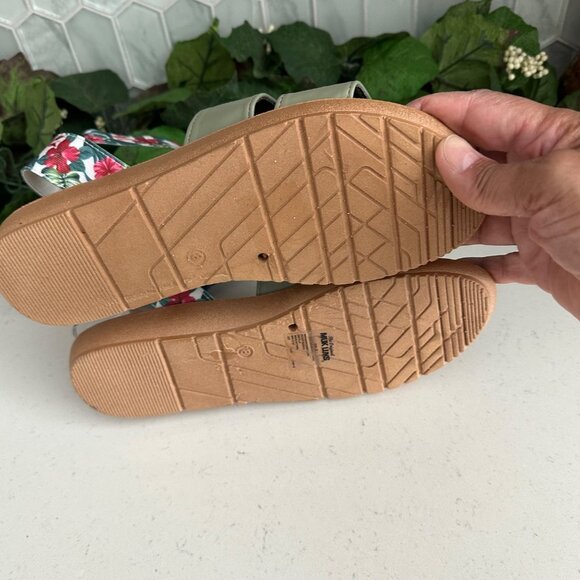 Muk Luks Womens Size 8 Sage Green & Floral Strap Sandals Faux Leather & Trim - Picture 6 of 6